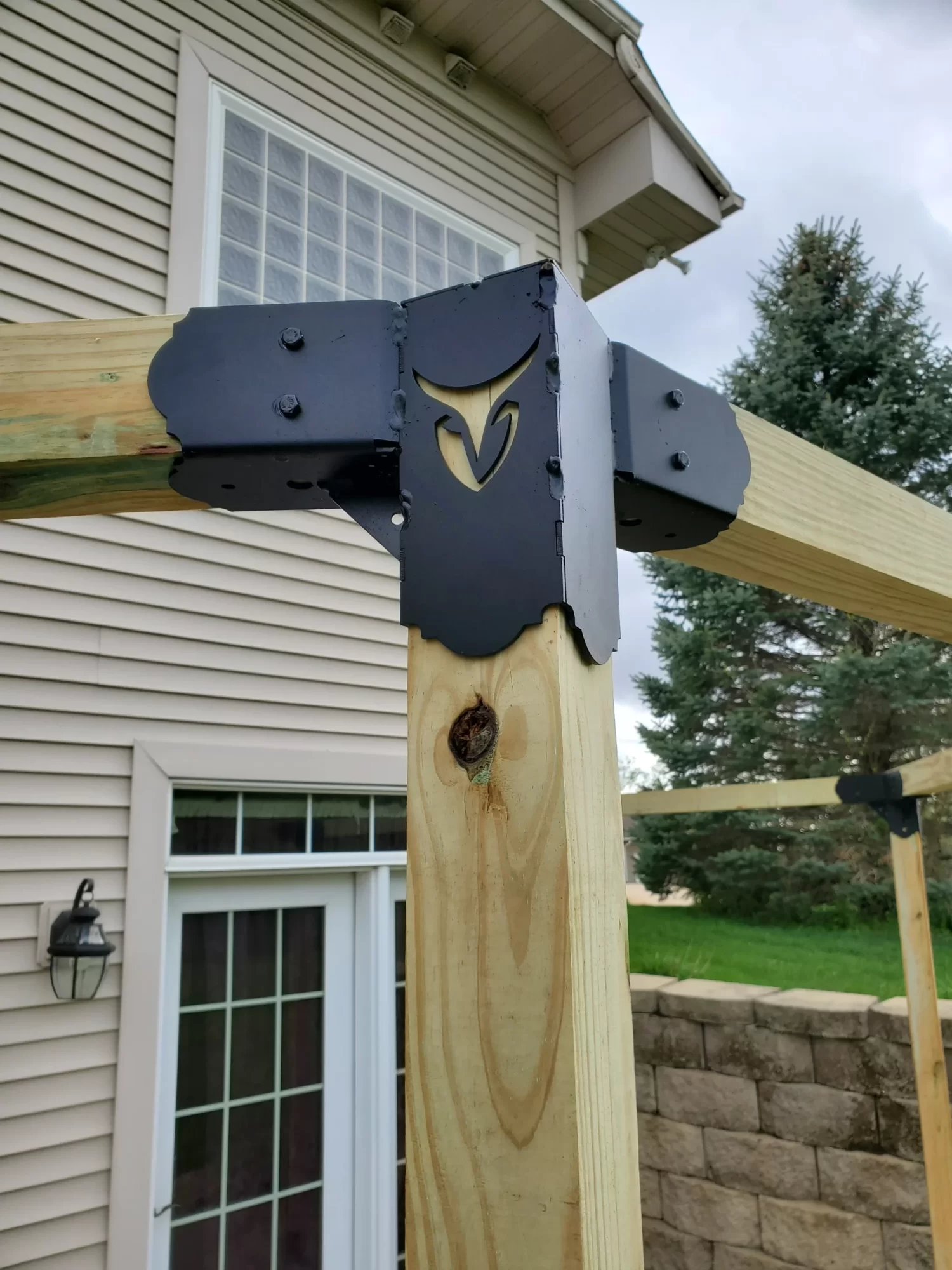 20230508_172409 A close-up view highlights a wooden framework corner joint using hexagon elbow bracket, illustrating essential details for a construction project related to home improvement.